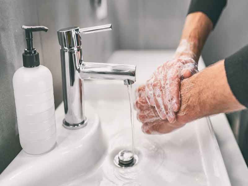 Rửa tay bằng xà phòng sau khi đi xong vệ sinh