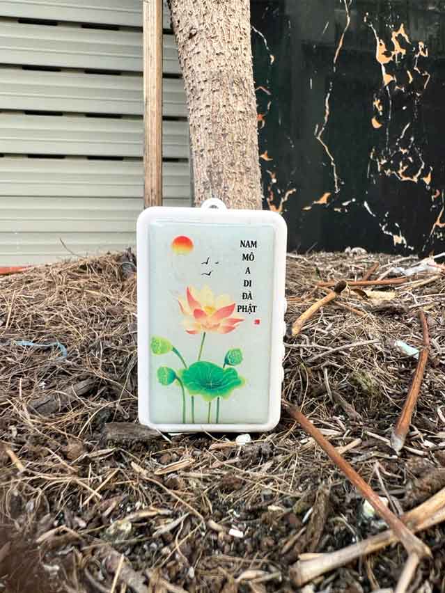 Đài Niệm Phật Mini Đeo Cổ Q10+ Hình Cây Sen – Người Bạn Đồng Hành An Lạc - Image 2