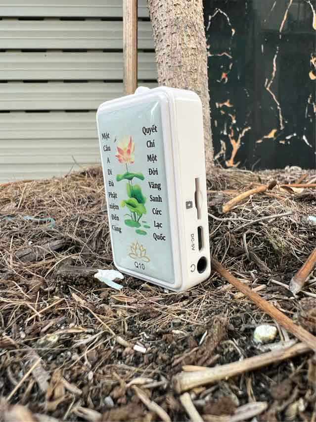 Khe cắm thẻ nhớ, lổ sạc , Lổ tai nghe máy niệm phật Q10